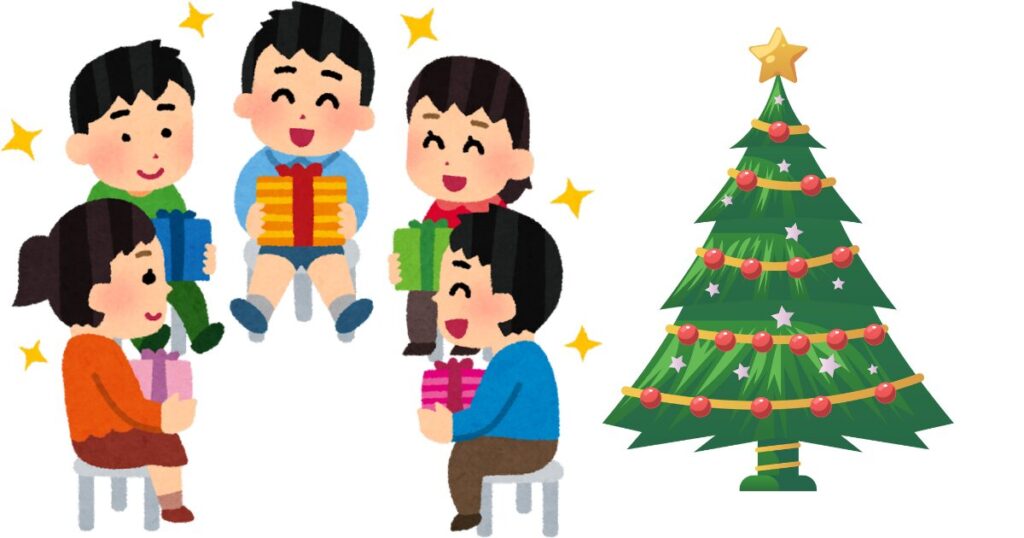 数人の子供たちが椅子に座って、プレゼントをもって笑顔でいる。そのそばにはクリスマスツリーがある。